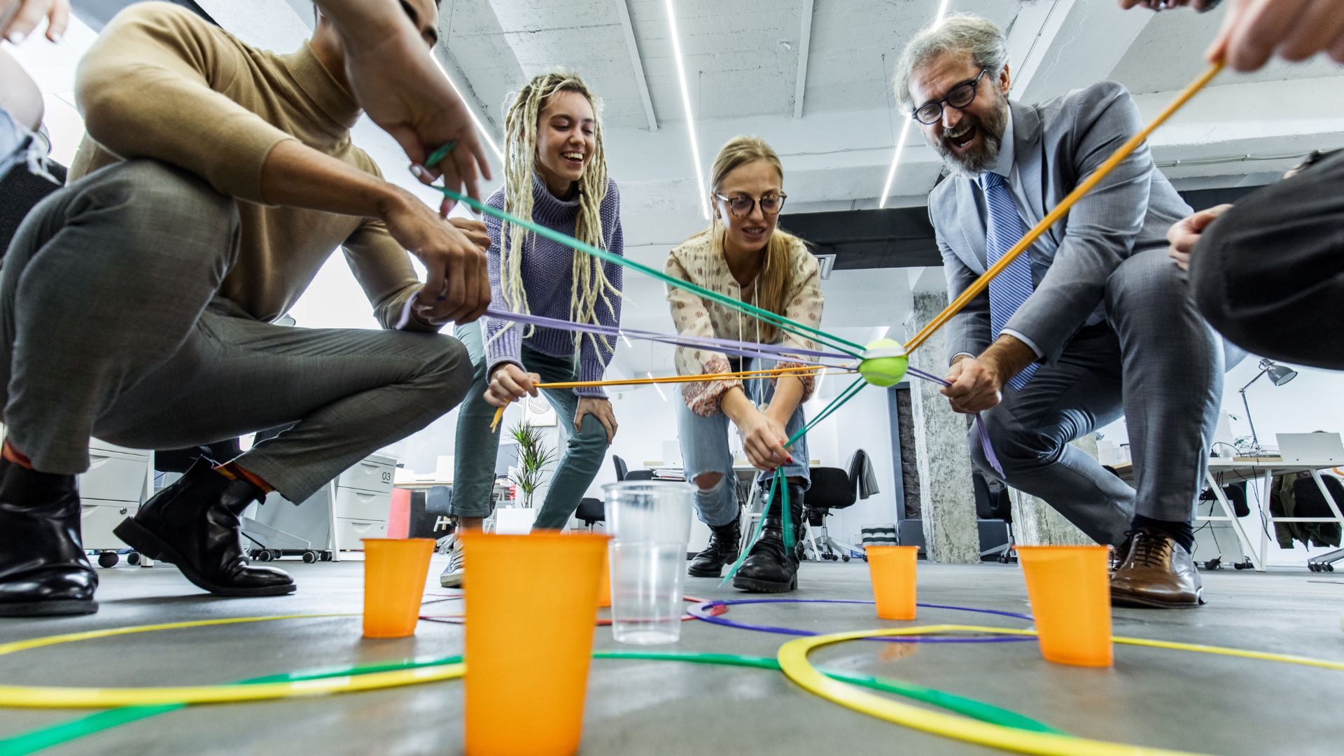 Menschen bei einem Teambuilding-Spiel